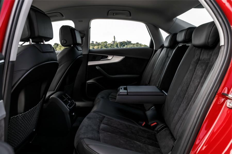 Интерьер Audi A4 2.0 TDI Ultra (B9) 2015 года  (WW) (фото 3 из 23)